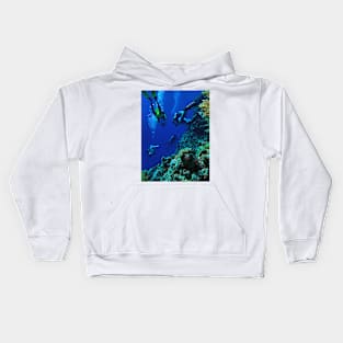 Coral reef and scuba divers Kids Hoodie